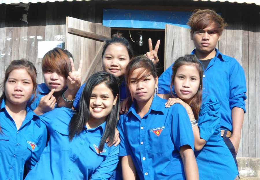  Tác giả (thứ 3 từ trái sang) chụp ảnh lưu niệm với đoàn viên, thanh niên xã Ia Dreng (huyện Chư Pah). Ảnh: K.H