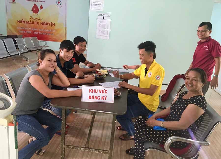 Bà Trần Thị Tuyết Mai (ngồi ngoài cùng bên phải) và các thành viên trong gia đình tham gia hiến máu tình nguyện. Ảnh: H.N Bà Trần Thị Tuyết Mai (ngồi ngoài cùng bên phải) và các thành viên trong gia đình tham gia hiến máu tình nguyện. Ảnh: H.N