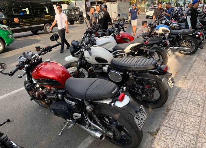 Thương hiệu môtô Anh quốc Triumph từ khi gia nhập thị trường Việt Nam vào tháng 9/2017 đang được đón nhận khá tích cực. Các biker tham gia hành trình Biker Week cầm cương nhiều mẫu xe như Twin, Speedmaster, Street Twin, Street Scrambler. Trong khi đó, với nhận diện thương hiệu chưa phổ biến nhiều, Royal Enfield khó khăn hơn khi tiếp cận khách Việt. Nhiều mẫu xe xuất phát trong đoàn như Classic, Himalayan.