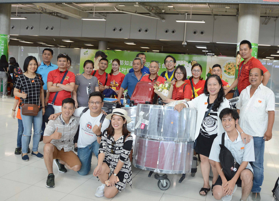  CĐV Việt Nam bên ngoài sân Chang Arena tỉnh Buriram. Ảnh: Minh Vỹ