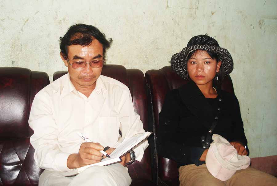 Nhà báo Ngọc Tấn (bìa trái) trong một lần tác nghiệp (ảnh do nhân vật cung cấp).