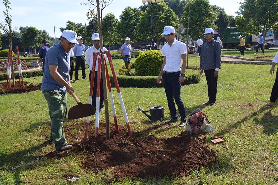  Trồng cây sau Lễ phát động. Ảnh: Minh Thoan