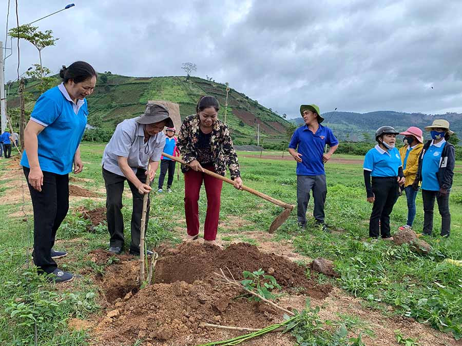 Trồng hoa ở khu vực nhà rông. Ảnh: Hoàng Ngọc