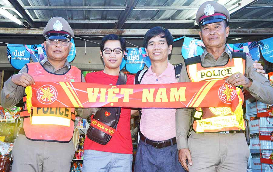 Tác giả (thứ 2 từ phải sang) chụp hình lưu niệm với Cảnh sát Thái Lan. Ảnh: M.V  Tác giả (thứ 2 từ phải sang) chụp hình lưu niệm với Cảnh sát Thái Lan. Ảnh: M.V