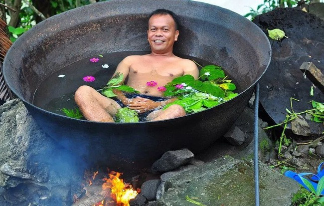 Một nụ cười hồn nhiên của thanh niên đang đun chính mình trong chảo