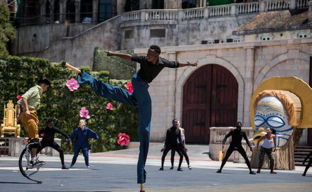 Bên cạnh những điệu vũ độc đáo, có rất nhiều loại hình xiếc nghệ thuật được phô diễn trong show này như cà kheo, patin, nhào lộn, tung hứng…