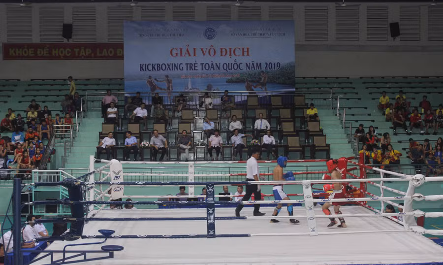 Trận thi đấu đầu tiên sau lễ khai mạc, vận động viên Phàn Thanh Mười (Hà Giang) áo xanh giành chiến thắng chung cuộc trước vận động viên Nguyễn Công Khanh (Kon Tum) áo đỏ. Ảnh: Như Nguyện