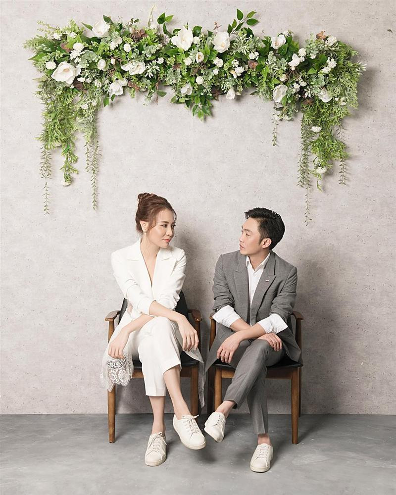  Ảnh cưới của cả hai được chụp theo phong cách Hàn Quốc, cô dâu và chú rể cùng lựa chọn vest thanh lịch và giày trắng đôi.