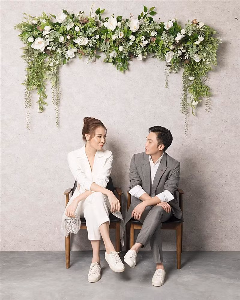  Ảnh cưới của cả hai được chụp theo phong cách Hàn Quốc, cô dâu và chú rể cùng lựa chọn vest thanh lịch và giày trắng đôi.