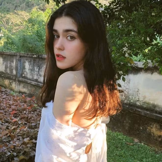  Thúy Anh cho Zing.vn biết hiện cô hạn chế nhận lời mời vì muốn tập trung vào kì thi tốt nghiệp THPT sắp tới. Ngoài sở thích chụp ảnh, Thúy Anh còn rất thích ca hát. 9X chia sẻ đây là phương pháp giúp giải trí, giảm mệt mỏi khi gặp khó khăn.