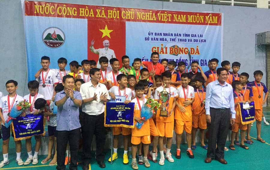 Ban tổ chức trao cúp và cờ cho các đội nhất nhì ba. Ảnh: Hà Phương