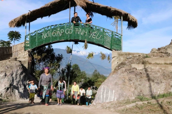 Du khách tham quan bản du lịch cộng đồng Lao Chải 1, xã Khun Há, huyện Tam Đường. Ảnh: Đức Duẩn