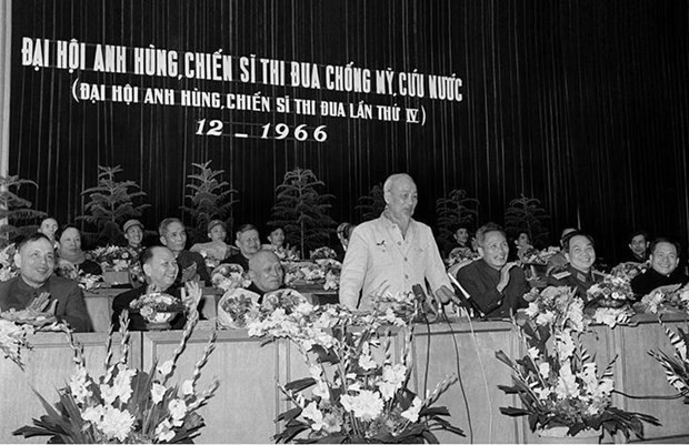 Chủ tịch Hồ Chí Minh nói chuyện tại Đại hội Anh hùng, Chiến sĩ thi đua chống Mỹ, cứu nước (Đại hội Anh hùng, Chiến sĩ thi đua lần thứ IV) diễn ra tại Hà Nội tháng 12/1966. (Ảnh: Tư liệu TTXVN) Chủ tịch Hồ Chí Minh nói chuyện tại Đại hội Anh hùng, Chiến sĩ thi đua chống Mỹ, cứu nước (Đại hội Anh hùng, Chiến sĩ thi đua lần thứ IV) diễn ra tại Hà Nội tháng 12/1966. (Ảnh: Tư liệu TTXVN)