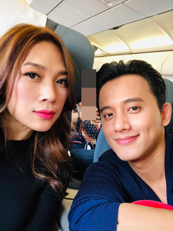 Gam màu tối là lựa chọn quen thuộc của cả hai cả khi bay cùng nhau. Gam màu tối là lựa chọn quen thuộc của cả hai cả khi bay cùng nhau.