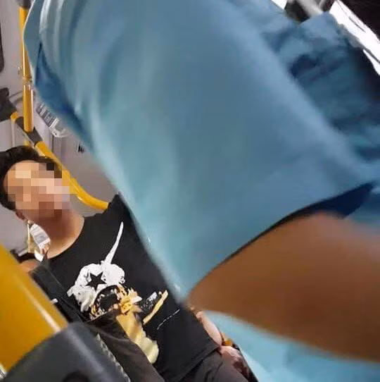 Nam thanh niên (áo đen) được cho là đã có hành động thủ dâm trên xe buýt. Ảnh: CTV