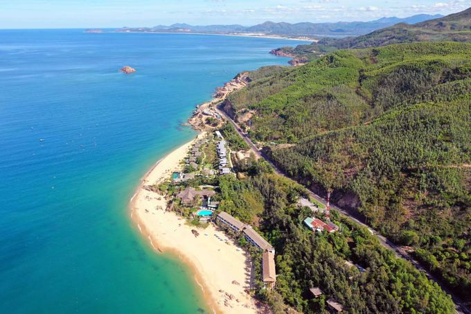 Bãi Xếp có lưng tựa núi, lưng chừng là quốc lộ nối Quy Nhơn - Sông Cầu (Phú Yên).