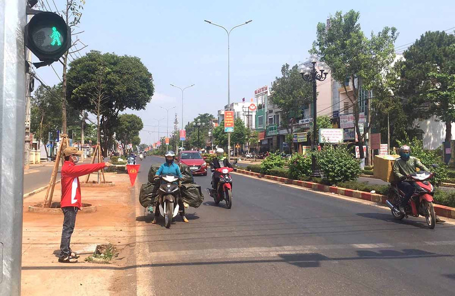 Thành viên đội ứng cứu tai nạn giao thông tham gia hỗ trợ điều tiết giao thông. Ảnh: Hải Lê