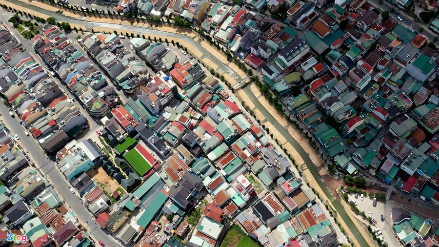 Việc quy hoạch thiếu đồng bộ đã khiến tình trạng bê tông hóa đô thị tràn lan. Bê tông bóp nghẹt những khoảng xanh ít ỏi còn lại của thành phố. Việc quy hoạch thiếu đồng bộ đã khiến tình trạng bê tông hóa đô thị tràn lan. Bê tông bóp nghẹt những khoảng xanh ít ỏi còn lại của thành phố.