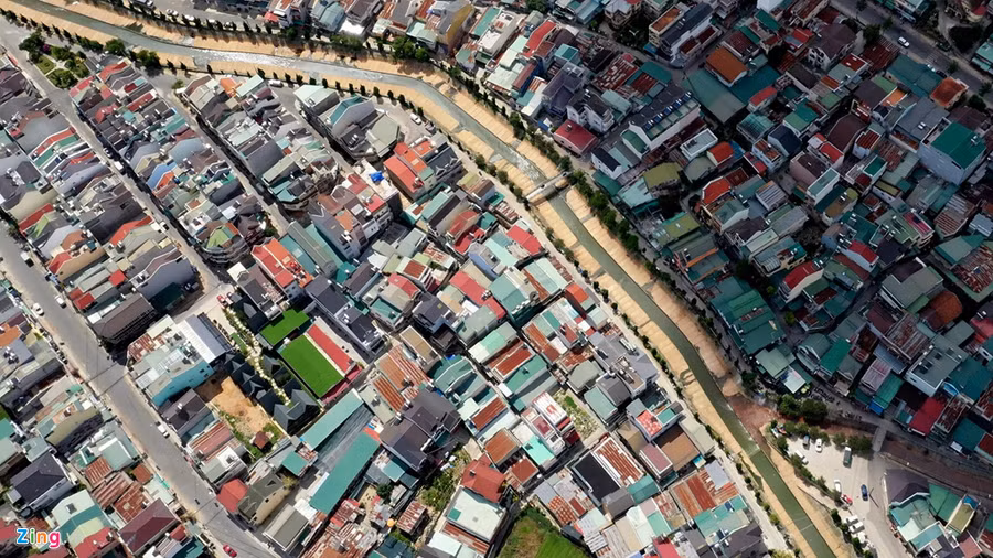 Việc quy hoạch thiếu đồng bộ đã khiến tình trạng bê tông hóa đô thị tràn lan. Bê tông bóp nghẹt những khoảng xanh ít ỏi còn lại của thành phố.