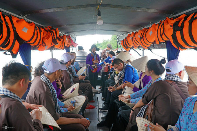 Để lên nhà bè, du khách phải di chuyển bằng thuyền hoặc phà. Các chuyến khởi hành tại bến Cô Bắc (hẻm 13, đường Lê Hồng Phong). Phà chạy cả ngày từ 6h đến 22h, giá 5.000 đồng một lượt. Để lên nhà bè, du khách phải di chuyển bằng thuyền hoặc phà. Các chuyến khởi hành tại bến Cô Bắc (hẻm 13, đường Lê Hồng Phong). Phà chạy cả ngày từ 6h đến 22h, giá 5.000 đồng một lượt.