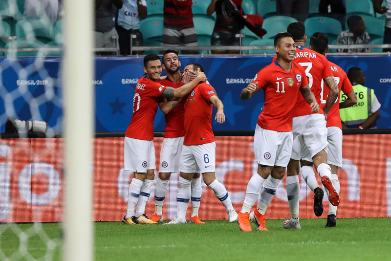Các cầu thủ Chile ăn mừng chiến thắng. (Ảnh: Getty). 