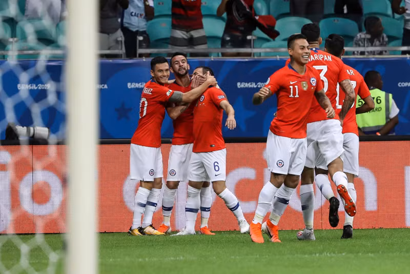 Các cầu thủ Chile ăn mừng chiến thắng. (Ảnh: Getty). 