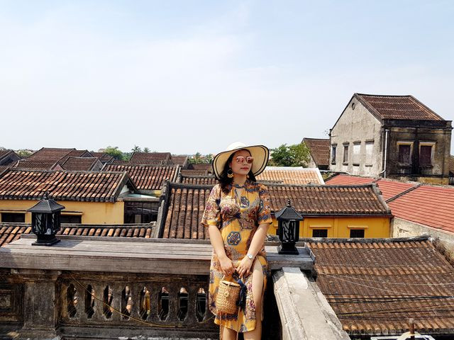 Trên sân thượng của quán là không gian để du khách check-in thoải mái. Backgroup chính là những mái ngói của phố cổ hiện lên khung hình Trên sân thượng của quán là không gian để du khách check-in thoải mái. Backgroup chính là những mái ngói của phố cổ hiện lên khung hình