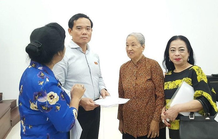 Phó Bí thư Thường trực Thành ủy TP.HCM Trần Lưu Quang trao đổi với cử tri quận 1. Ảnh: TÁ LÂM Phó Bí thư Thường trực Thành ủy TP.HCM Trần Lưu Quang trao đổi với cử tri quận 1. Ảnh: TÁ LÂM