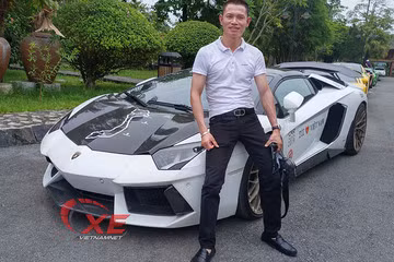  Doanh nhân Phạm Quang Tùng bên chiếc Lamborghini Aventador LP700-4 Roadster độ đắt tiền của mình