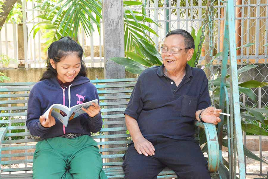  Những khoảnh khắc thảnh thơi bên con cháu như thế này là điều ông Rmah Chuil luôn trông ngóng khi còn ở Mỹ. Ảnh: T.T