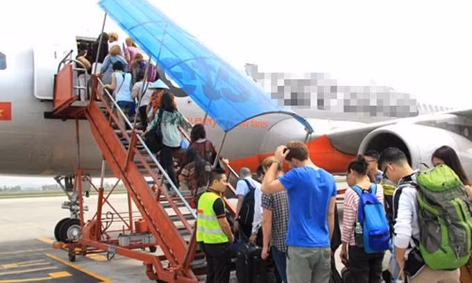 Hành khách lên máy bay tại sân bay Nội Bài.