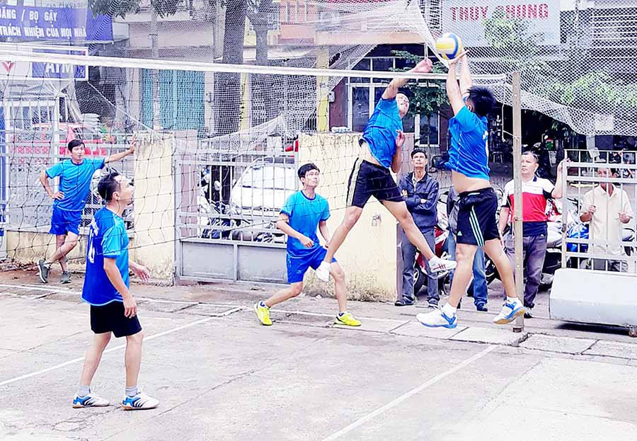 Các vận động viên tranh tài tại môn bóng chuyền. Ảnh: Duy Lê