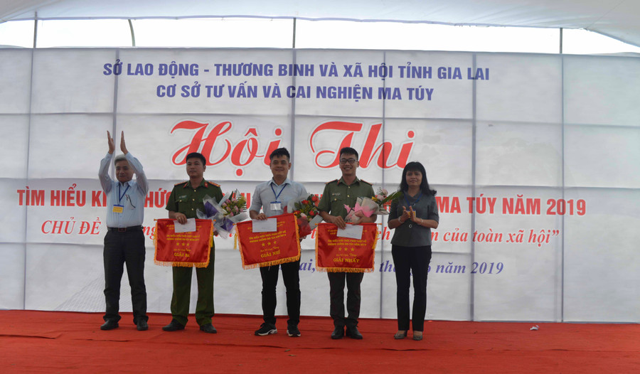 Trao giải toàn đoàn cho các đội thi. Ảnh: Đinh Yến