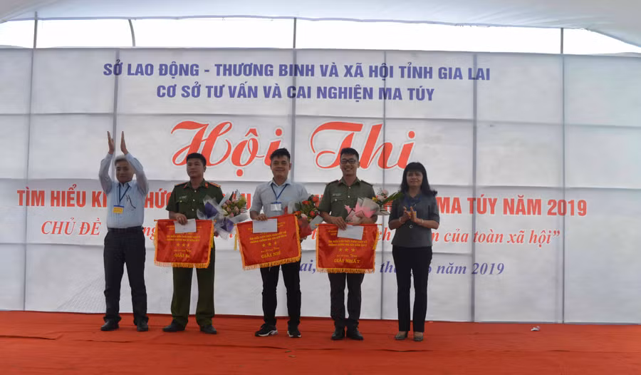 Trao giải toàn đoàn cho các đội thi. Ảnh: Đinh Yến