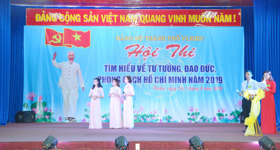 Đơn vị tham gia hội thi thực hiện phần thi trắc nghiệm. Ảnh: Vĩnh Hoàng