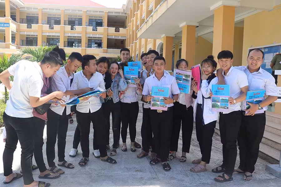 Các thí sinh điểm thi Trường THPT Dân tộc Nội trú Đông Gia Lai, vui vẻ sau khi kết thúc các môn thi tổ hợp Khoa học xã hội. Ảnh: Ngọc Minh