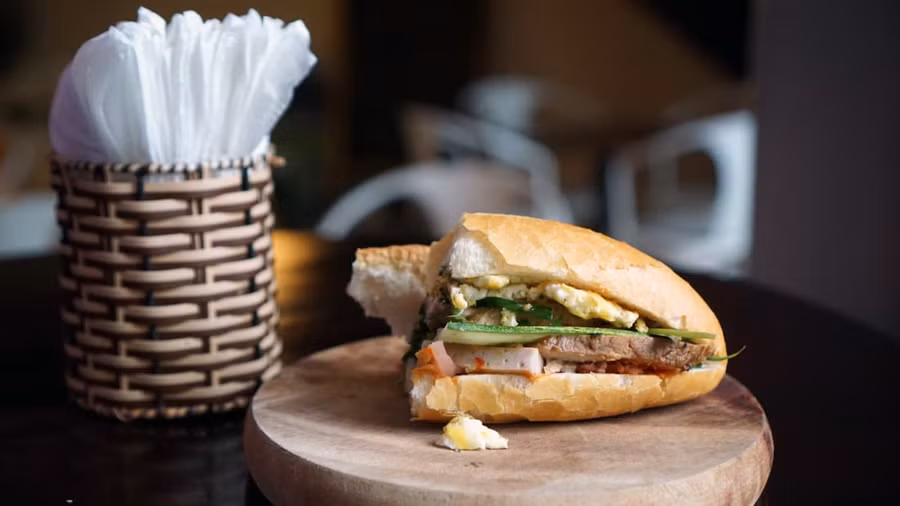  Nhắc đến ẩm thực Hội An không thể không nhắc đến món bánh mì. Ảnh: CNN