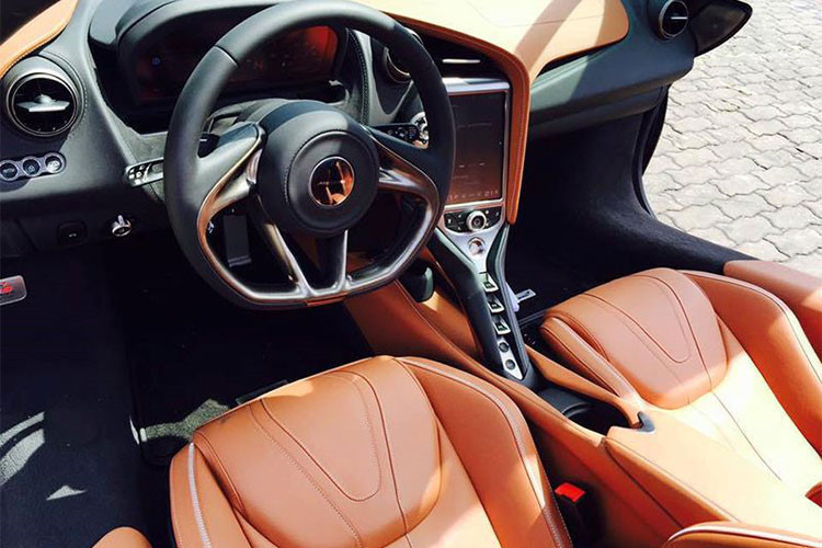 Siêu xe McLaren 720S của Cường Đô-la có nội thất ghế bọc da cũng màu da cam
