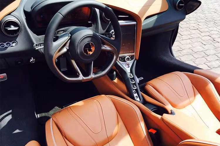 Siêu xe McLaren 720S của Cường Đô-la có nội thất ghế bọc da cũng màu da cam