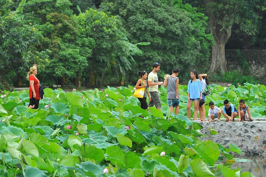 Tới Bích Động những ngày này, du khách thoải mái thong dong ngắm cảnh non xanh nước biếc, hòa mình vào thiên nhiên, tận hưởng cảm giác bồng bềnh, mông lung như lạc vào một bức tranh thủy mặc đẹp mộng mị và yên bình