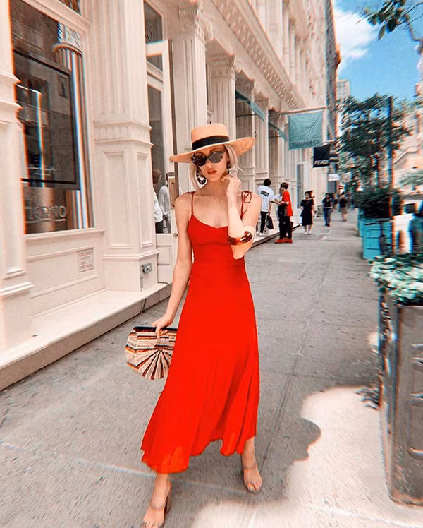  Xuống phố cuối tuần, bước chân của bạn gái sẽ trở nên bay bổng và nhẹ nhàng hơn khi khéo chọn các mẫu váy hợp mùa - hợp mốt.