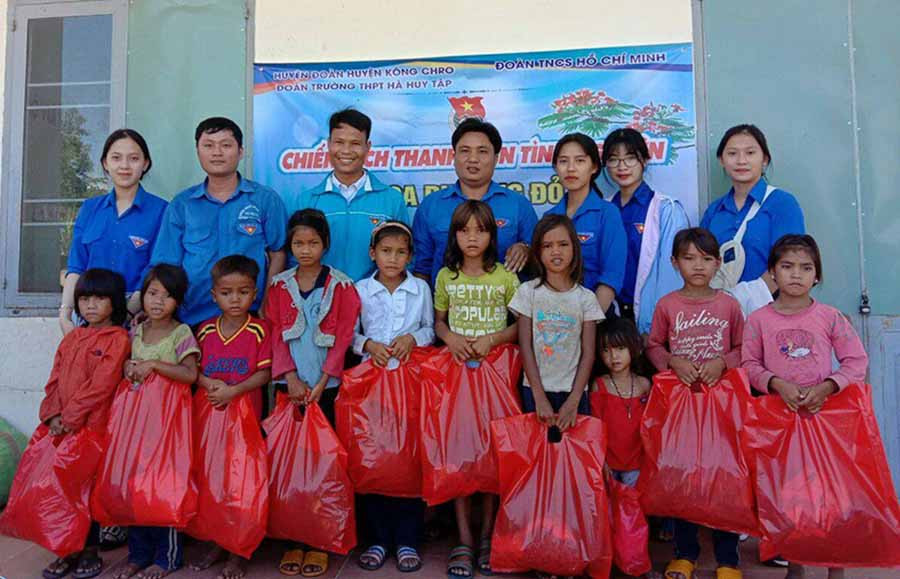  Đoàn trường THPT Hà Huy Tập thăm, tặng quà tại làng Hơn (xã Ya Ma). Ảnh: C.H