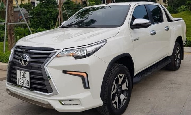  Toyota Hilux lạ mắt với thiết kế đầu xe lấy từ người anh em Fortuner 