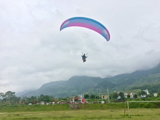 Dù lượn “Bay lên cùng Butaleng” do UBND huyện Tam Đường phối hợp với Câu lạc bộ Vietwings Hà Nội tổ chức định kỳ trong các dịp lễ, Tết. Ảnh: Đức Duẩn