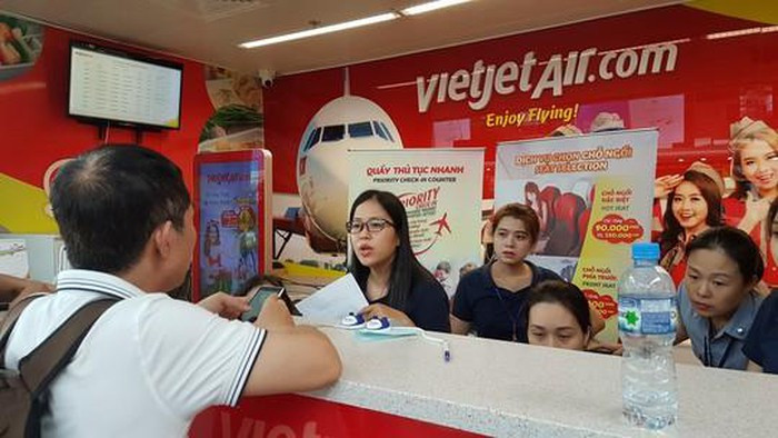 Nhiều hành khách không đồng ý vì chính sách hoàn vé và hỗ trợ của Vietjet khi hủy chuyến - Ảnh: Bích Vân