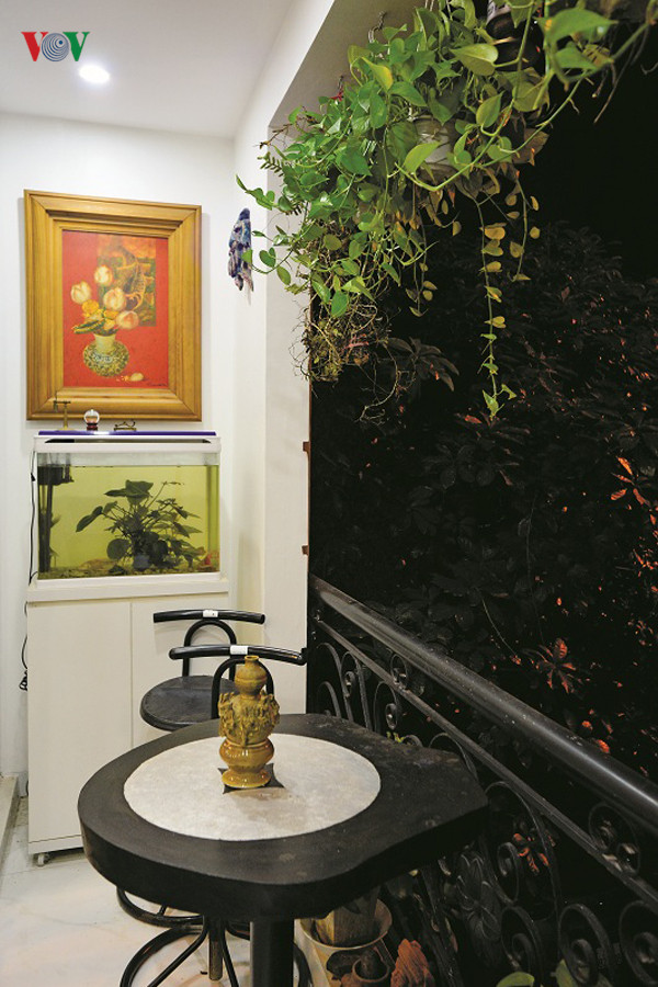 Nơi uống trà bên giếng trời cũng có tranh, và mở thoáng với màu xanh cây cối. Nơi uống trà bên giếng trời cũng có tranh, và mở thoáng với màu xanh cây cối.