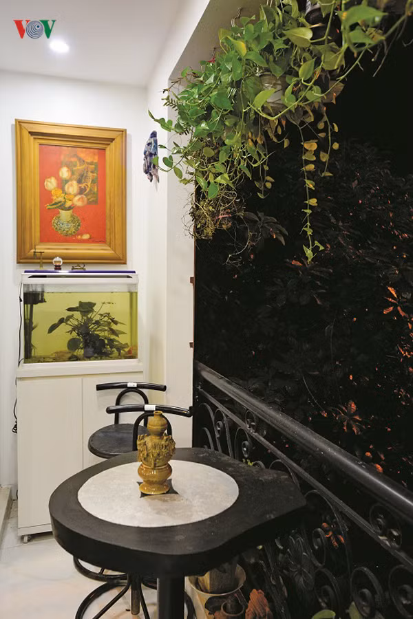  Nơi uống trà bên giếng trời cũng có tranh, và mở thoáng với màu xanh cây cối.