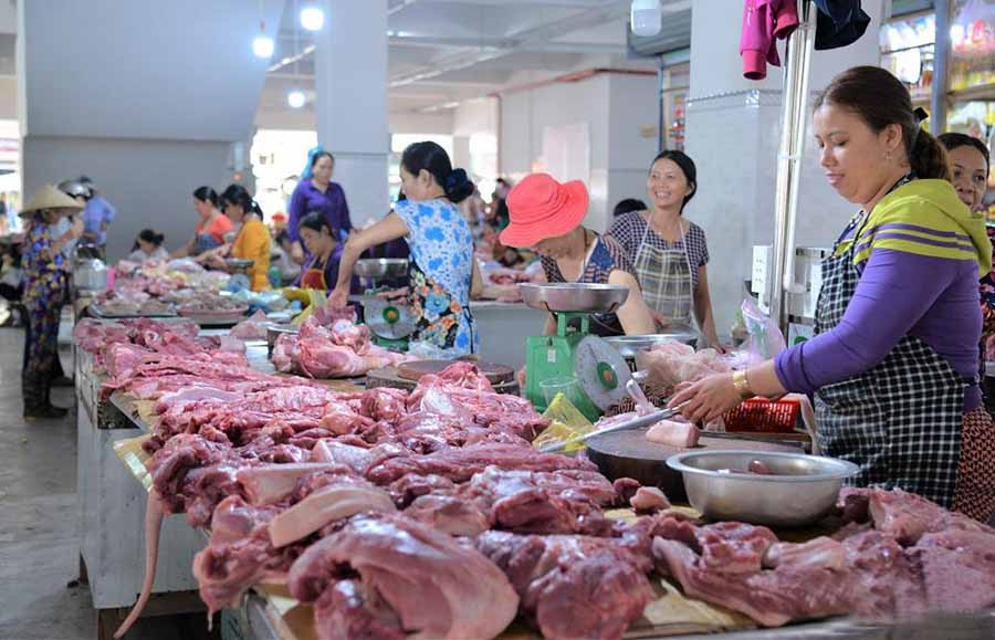 Mặt hàng thịt heo tại các chợ hiện nay được tăng cường kiểm soát nhằm giúp người tiêu dùng yên tâm sử dụng. Ảnh: K.N.B