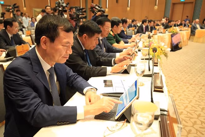 Các bộ trưởng, thành viên Chính phủ thao tác biểu quyết trên iPad. Các bộ trưởng, thành viên Chính phủ thao tác biểu quyết trên iPad.