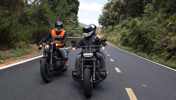 Hành trình của các biker không chỉ quy tụ những tay lái người Việt mà còn những người mê xe nước ngoài.
